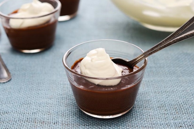 cốc pudding socola mole phủ kem tươi whipping cream