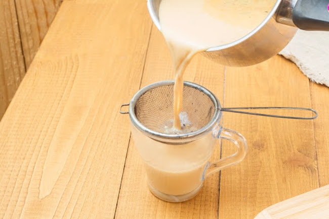 Cách làm hồng trà sữa tại nhà đơn giản - pha trà sữa