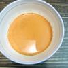 Cho bột trà vào sữa tươi, sau đó hâm nóng sữa, để khoảng 15 phút sau đó chắt bỏ phần xác trà. Cân lấy 40ml trà sữa. Phần còn lại dùng để làm kem trà sữa.