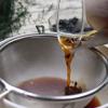 Nấu sôi 250ml nước rồi ủ cùng 25gr trà đen trong 30 phút. Sau 30 phút, lược bỏ xác trà rồi thêm nước sao cho đủ 375ml nước cốt hồng trà.