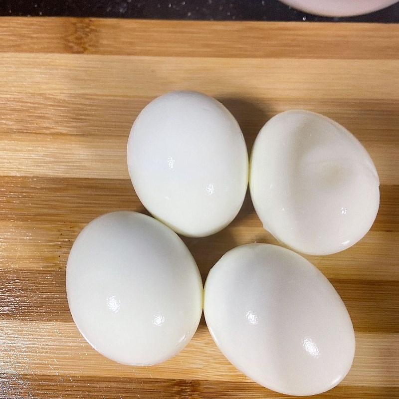 Bước 2 Luộc và cắt trứng Bánh gối nhân thịt trứng
