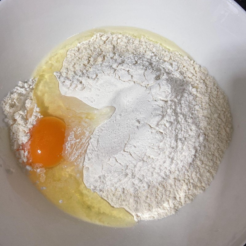 Bước 4 Trộn bột Bánh gối nhân thịt trứng