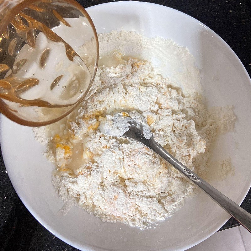 Bước 4 Trộn bột Bánh gối nhân thịt trứng