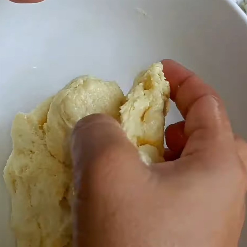 Bước 2 Trộn bột Bánh gối chay