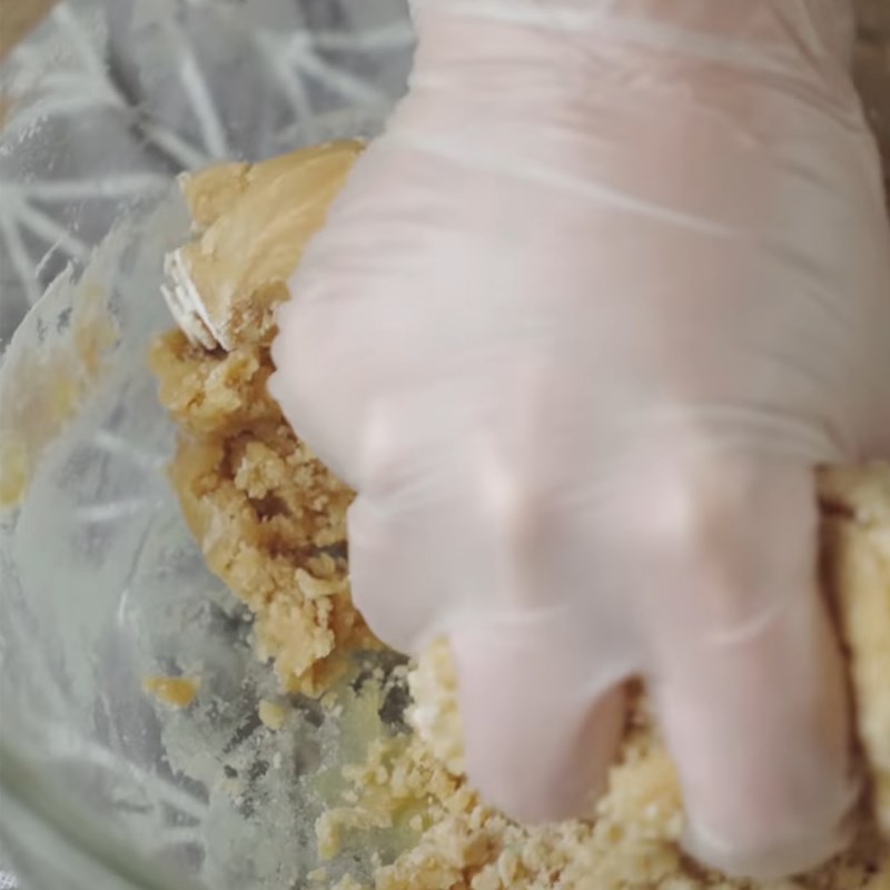 Bước 3 Trộn bột bánh Bánh Trung Thu nhân đậu xanh trứng muối