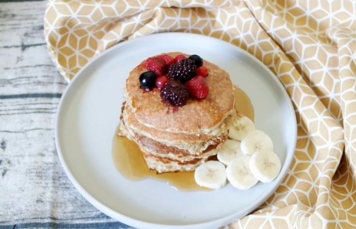 Thưởng thức bánh pancake yến mạch giảm cân với mật ong hoặc syrup