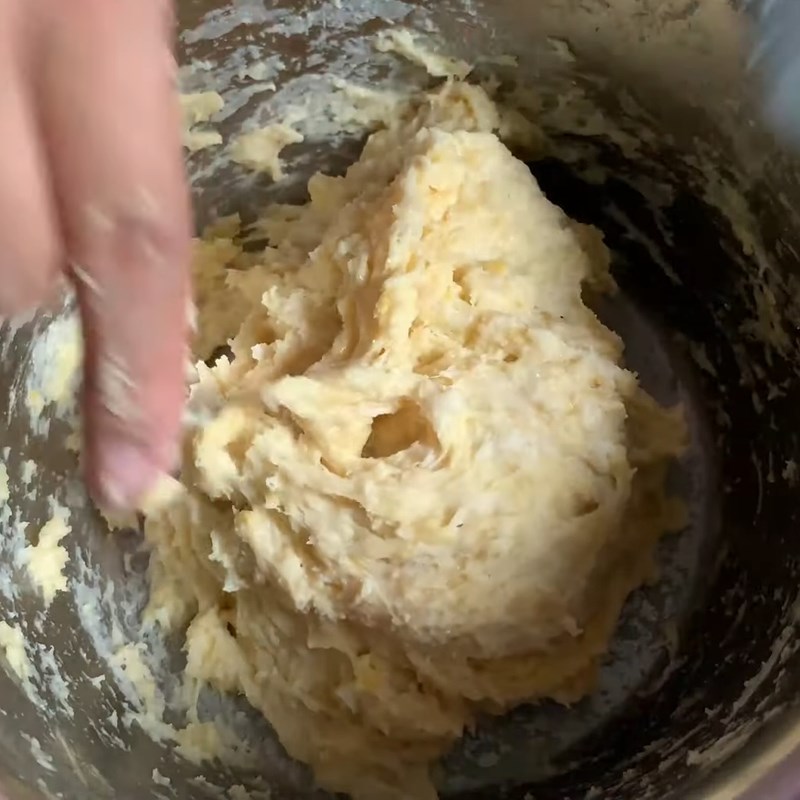 Bước 2 Trộn bột bánh Bánh bao nướng nhân khoai tây phô mai