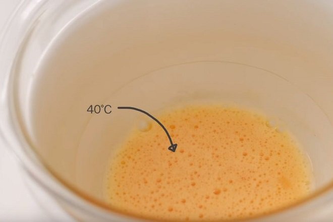 ủ trứng đánh tan với đường trong nước nóng đến 40 độ c