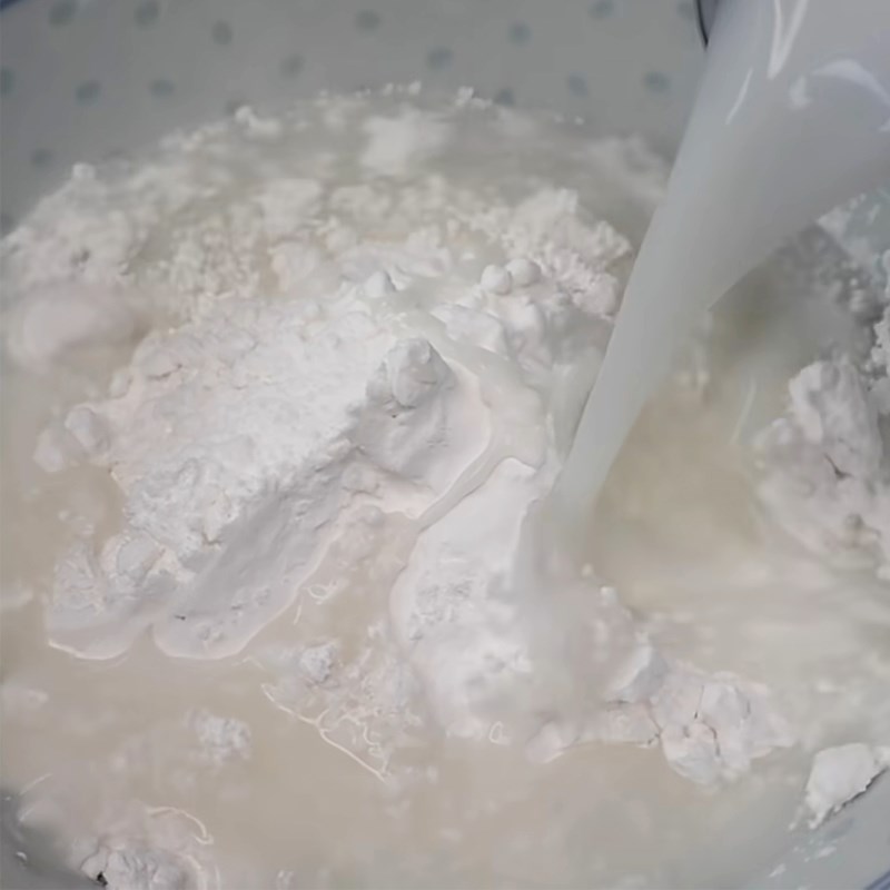 Bước 2 Xay nhuyễn cơm trắng nguội và trộn bột gạo Bánh cuốn kể từ cơm trắng nguội