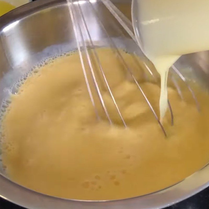 Bước 2 Trộn láo lếu thích hợp trứng sữa Bánh flan vị nồi chiên ko dầu