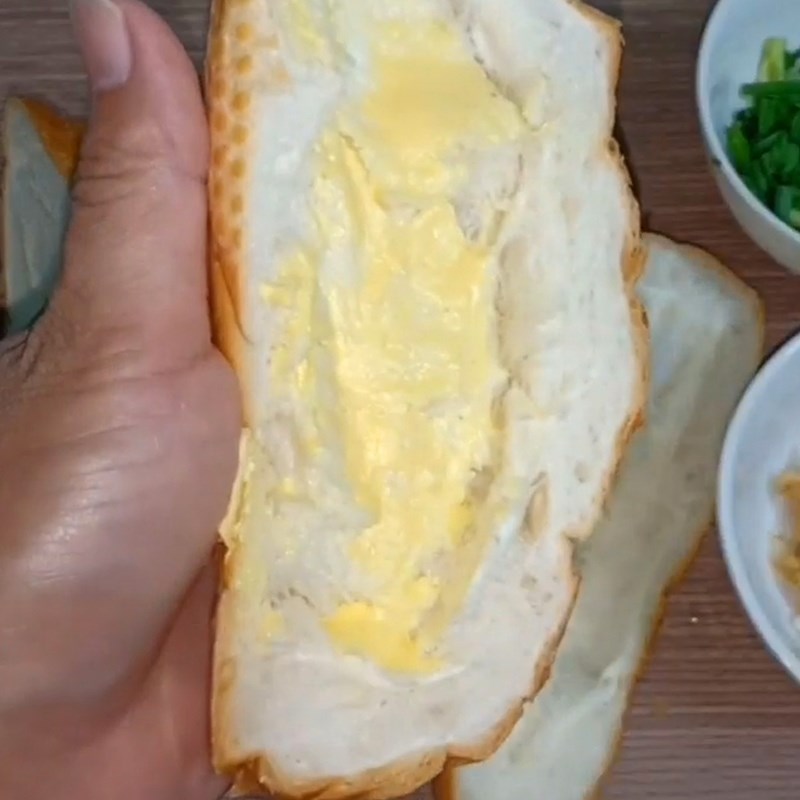 Bước 1 Phết bơ bánh mì Bánh mì nướng bơ mỡ hành