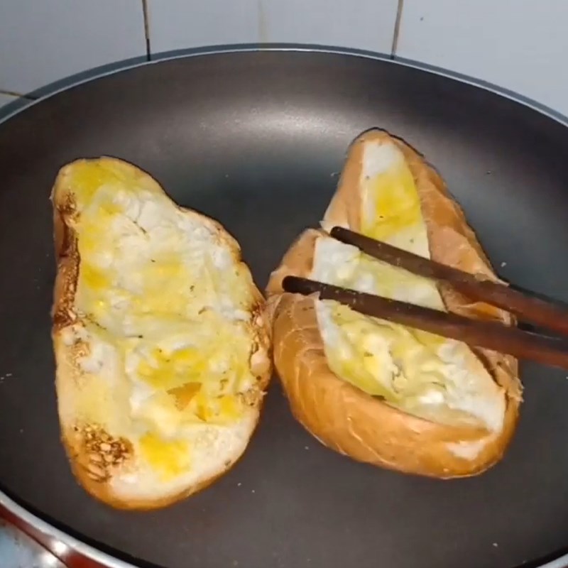 Bước 3 Nướng bánh mì Bánh mì nướng bơ mỡ hành