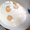 Đập trứng gà vô tô, mang đến sữa tươi tắn, đàng vô và tấn công nhẹ nhõm nhằm trứng tan rời khỏi nằm trong sữa tươi tắn. Sau bại liệt mang đến lếu ăn ý trứng sữa qua loa ray nhằm thanh lọc. Bỏ lên đường phần ko tan được, tớ nhận được lếu ăn ý sữa trứng.