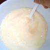 Đập trứng gà vào tô, cho sữa tươi, đường vào và đánh nhẹ để trứng tan ra cùng sữa tươi. Sau đó cho hỗn hợp trứng sữa qua ray để lọc. Bỏ đi phần không tan được, ta thu được hỗn hợp sữa trứng.