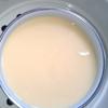 Cho một lượng nước vào trong nồi cơm trắng năng lượng điện, đặt điều vô một chiếc xửng và mang đến phần sữa trứng lên bên trên. Hấp vô 15 phút. Bánh Flan sau thời điểm hấp nhấc rời khỏi nhằm nguội.
