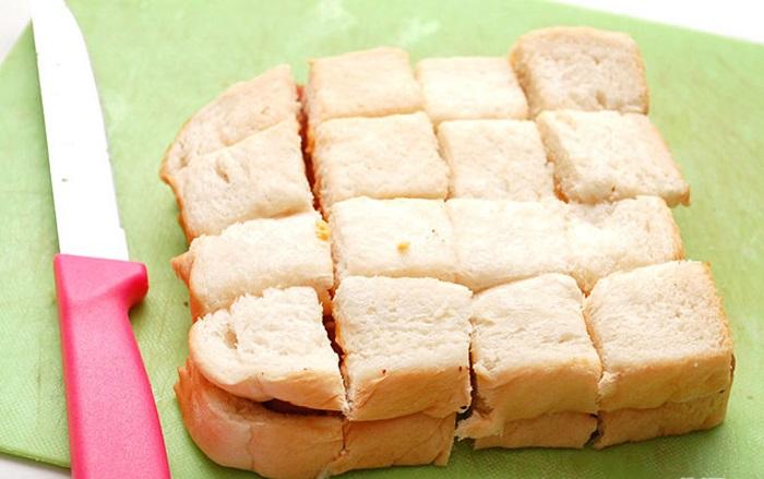 Bước 1 Đặt nguyên liệu lên bánh Bánh mì sandwich trứng chiên xúc xích