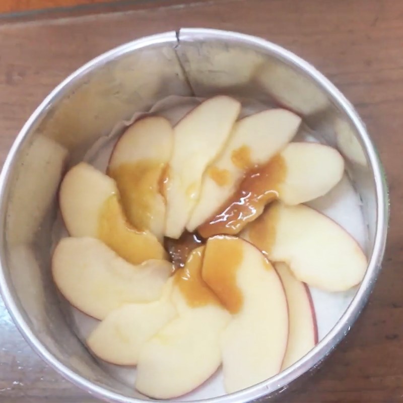 Bước 2 Cắt và xếp táo vô khuôn Bánh táo úp ngược vày nồi rán ko dầu