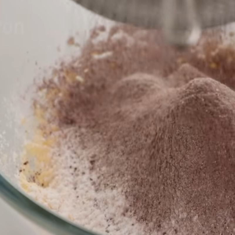 Bước 2 Trộn bột và sập khuôn Bánh muffin chocolate nhân phô mai