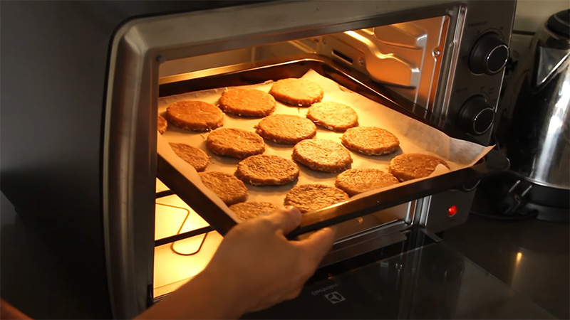 Nướng bánh ở nhiệt độ 170-180 độ C trong 25-30 phút