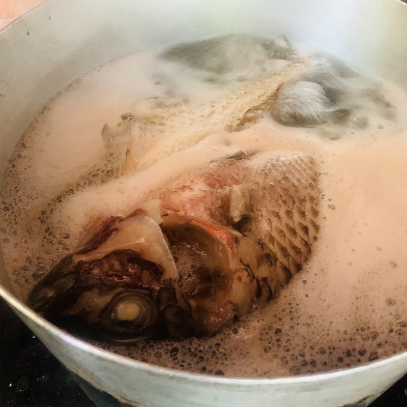 Bước 1 Sơ chế và luộc cá rô Bánh canh cá rô (công thức được chia sẻ từ người dùng)