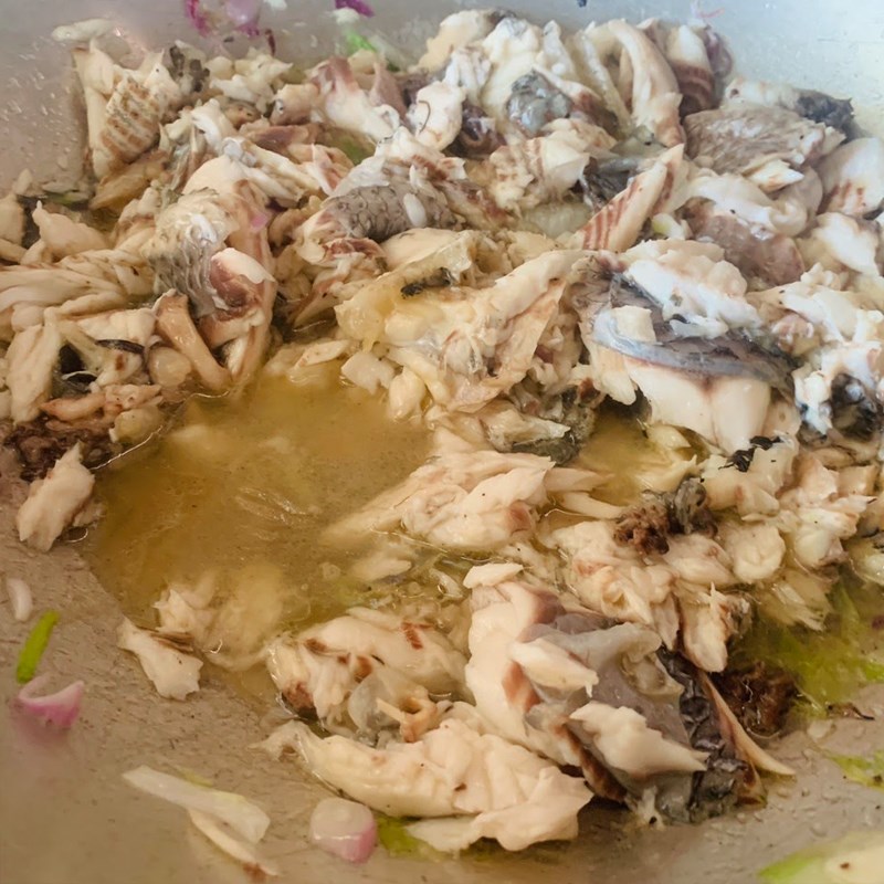 Bước 2 Xào phần thịt cá rô Bánh canh cá rô (công thức được chia sẻ từ người dùng)