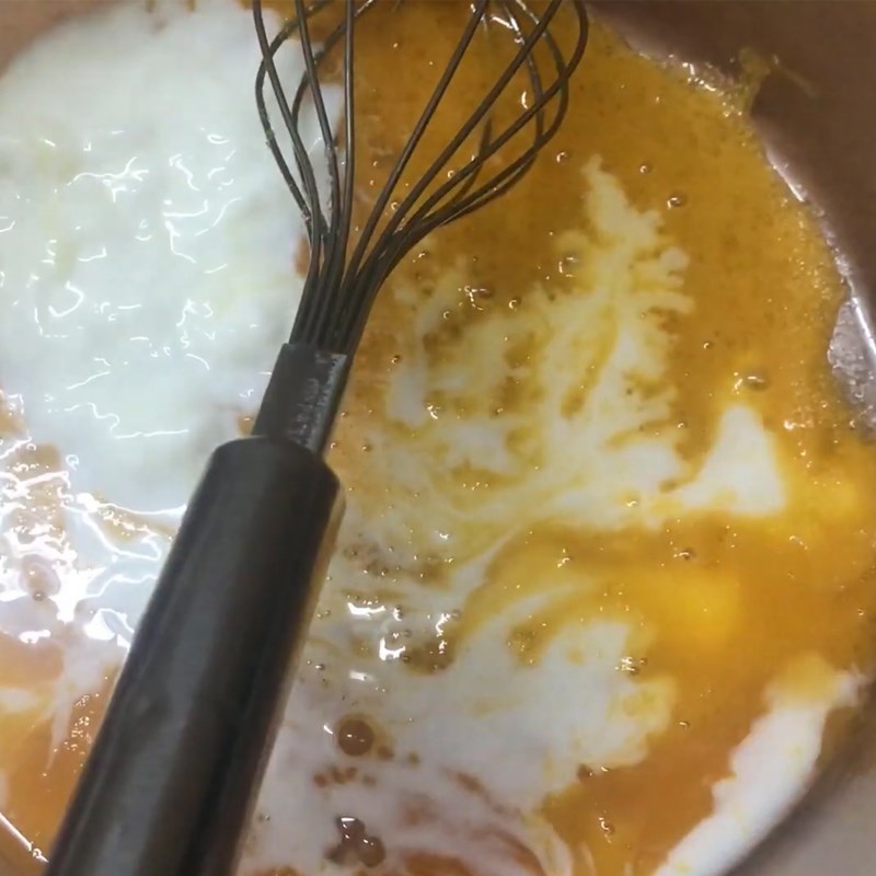 Bước 1 Trộn lếu láo ăn ý lòng đỏ ửng trứng Bánh bông lan hộp sữa chua vì như thế nồi rán ko dầu bông mềm