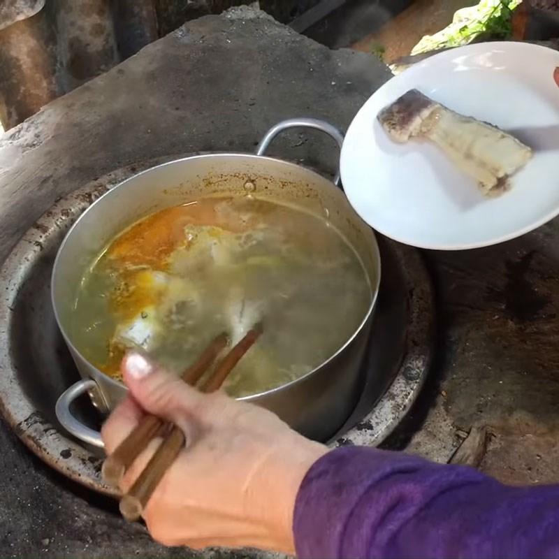Bước 3 Nấu nước lèo Bánh canh cá lóc Huế bột gạo