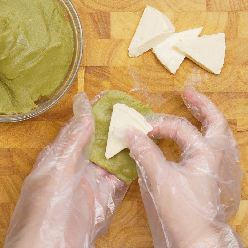 Bước 2 Vo nhân và tạo hình Bánh trung thu trà xanh phô mai bằng sandwich