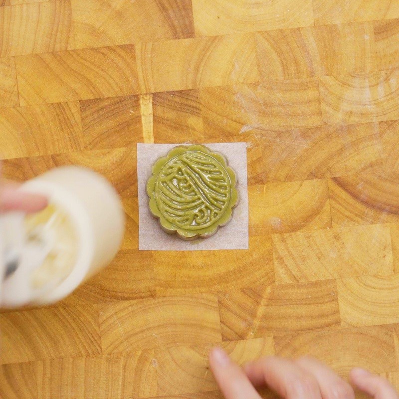 Bước 2 Vo nhân và tạo hình Bánh trung thu trà xanh phô mai bằng sandwich