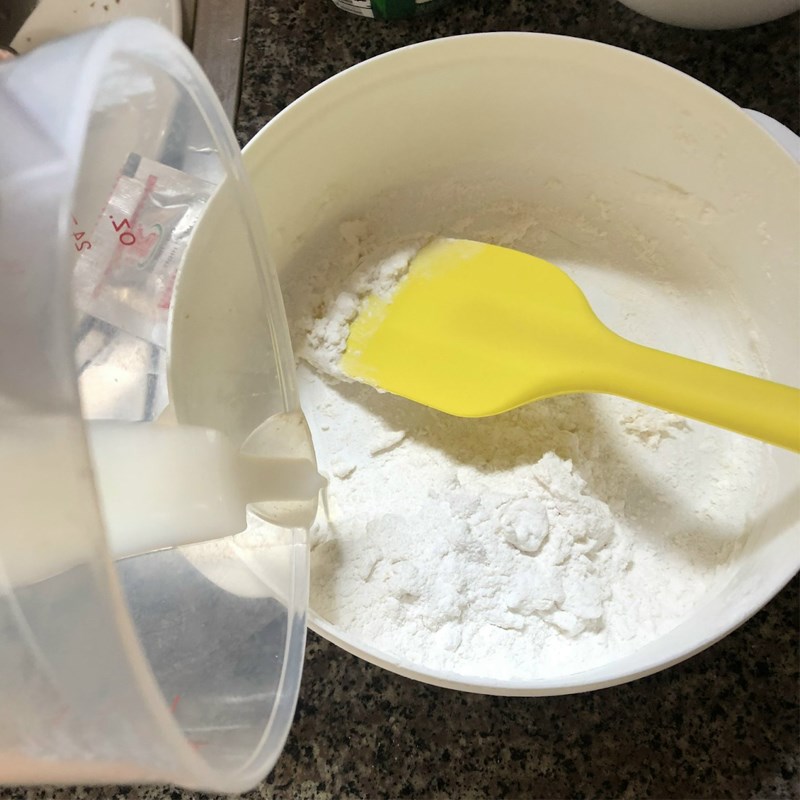 Bước 1 Chuẩn bị phần bột bánh bao sữa Bánh bao hoa đậu biếc không nhân
