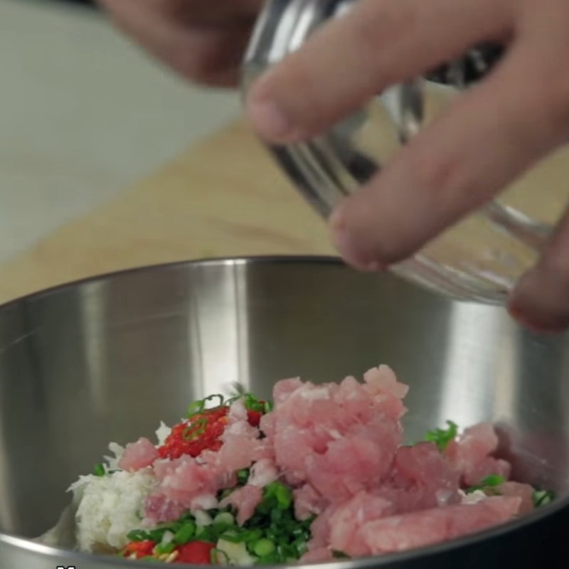Bước 2 Trộn hỗn hợp gia vị cho khoai mì Bánh cay khoai mì thịt
