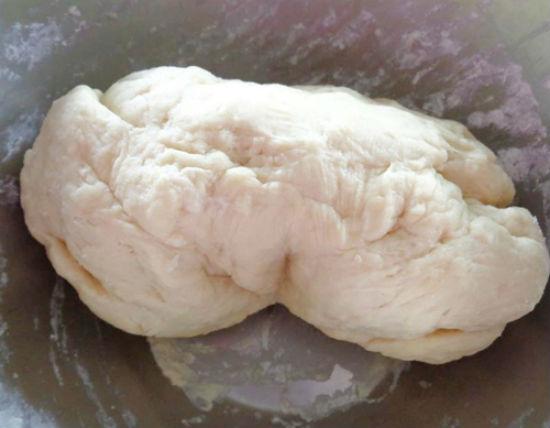 Thao tác nhào bột là cực kì quan trọng khi làm bánh bao hoa hồng