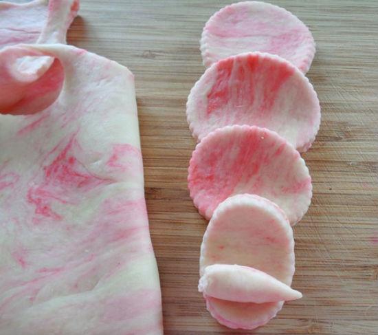 Chiếc bánh bao hoa hồng được làm từ những cánh bột bánh bao có màu sắc đẹp mắt