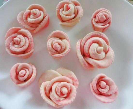 Nhẹ nhàng dùng tay chỉnh cho những chiếc bánh bao hoa hồng trông thật hoàn hảo