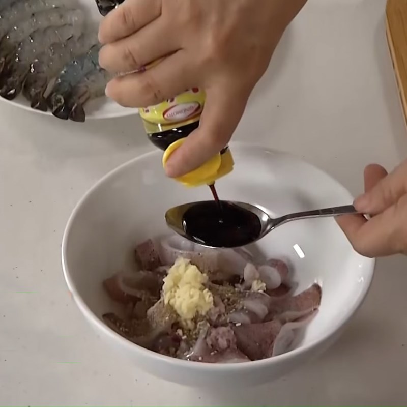 Bước 2 Ướp tôm, mực Bánh đa xào hải sản
