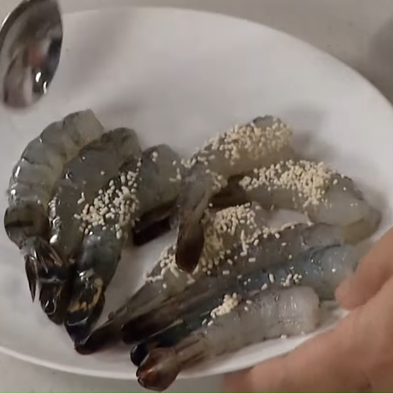 Bước 2 Ướp tôm, mực Bánh đa xào hải sản