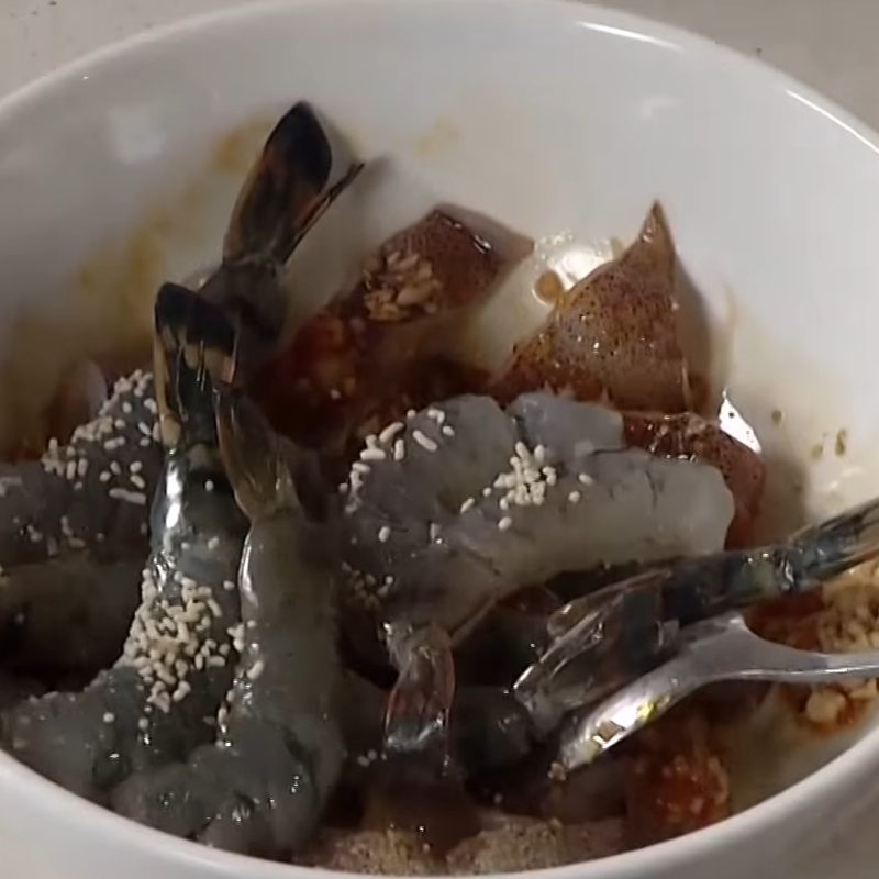 Bước 2 Ướp tôm, mực Bánh đa xào hải sản