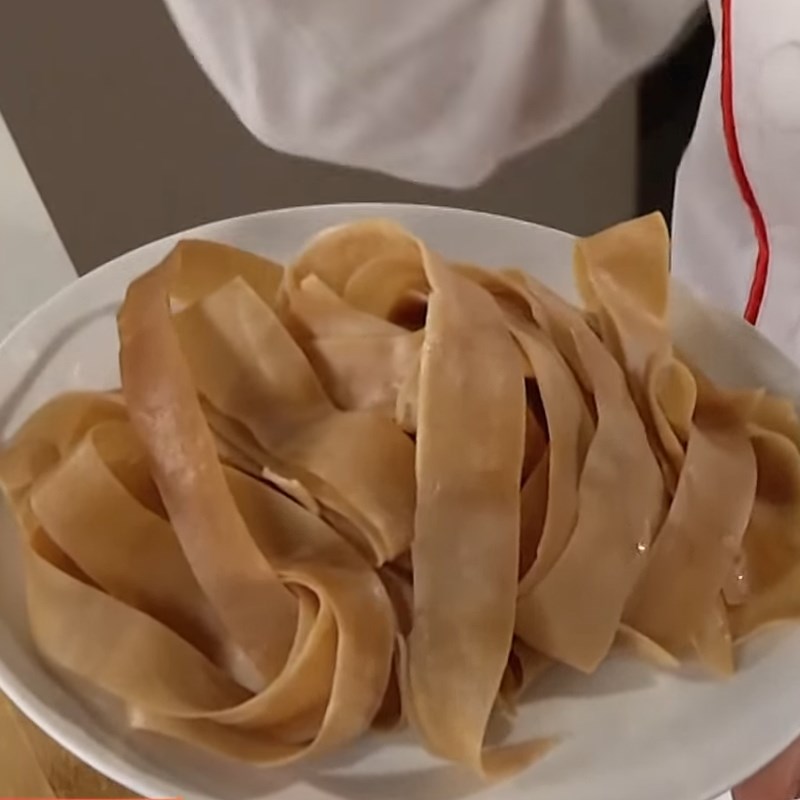 Bước 3 Sơ chế các nguyên liệu khác Bánh đa xào hải sản