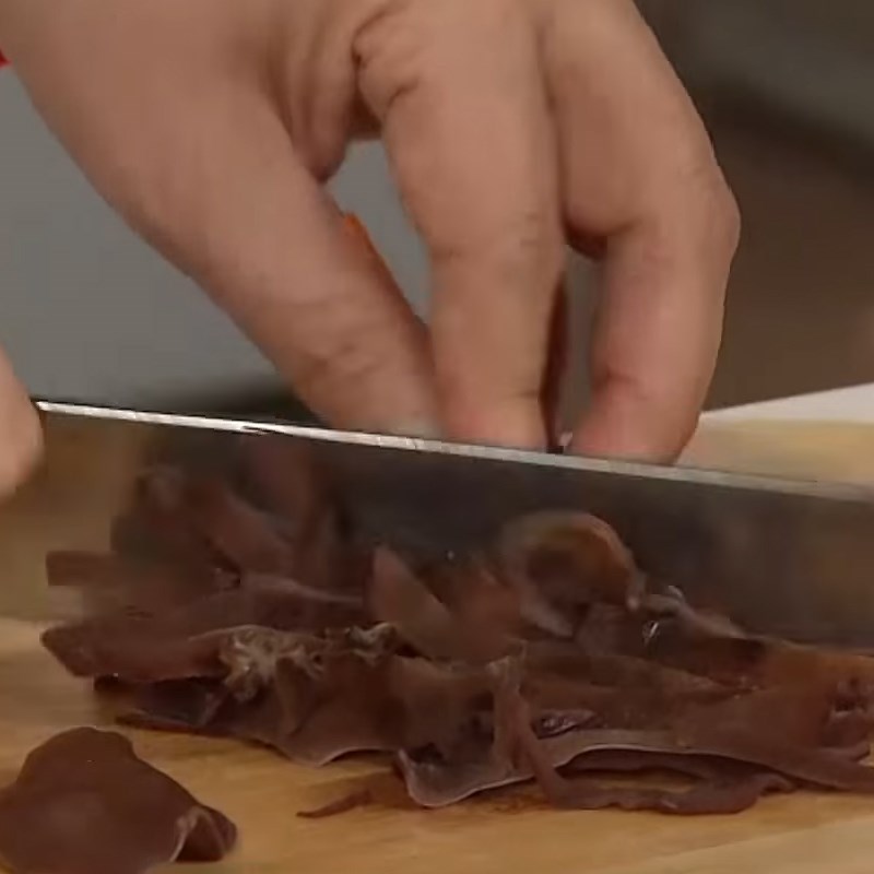 Bước 3 Sơ chế các nguyên liệu khác Bánh đa xào hải sản