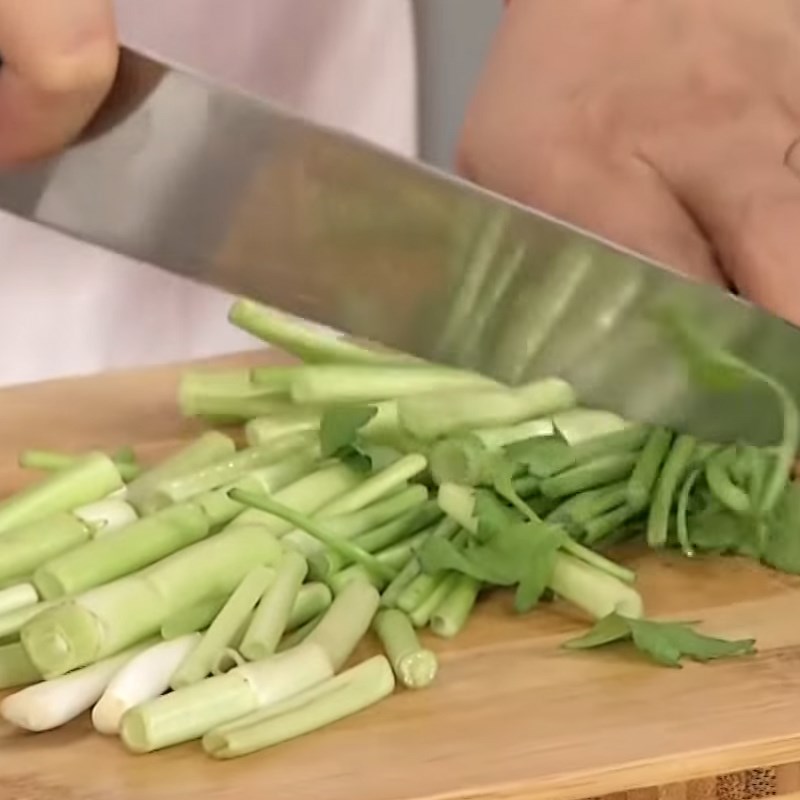 Bước 3 Sơ chế các nguyên liệu khác Bánh đa xào hải sản