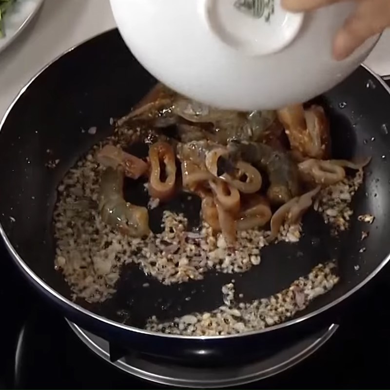 Bước 4 Xào nguyên liệu Bánh đa xào hải sản