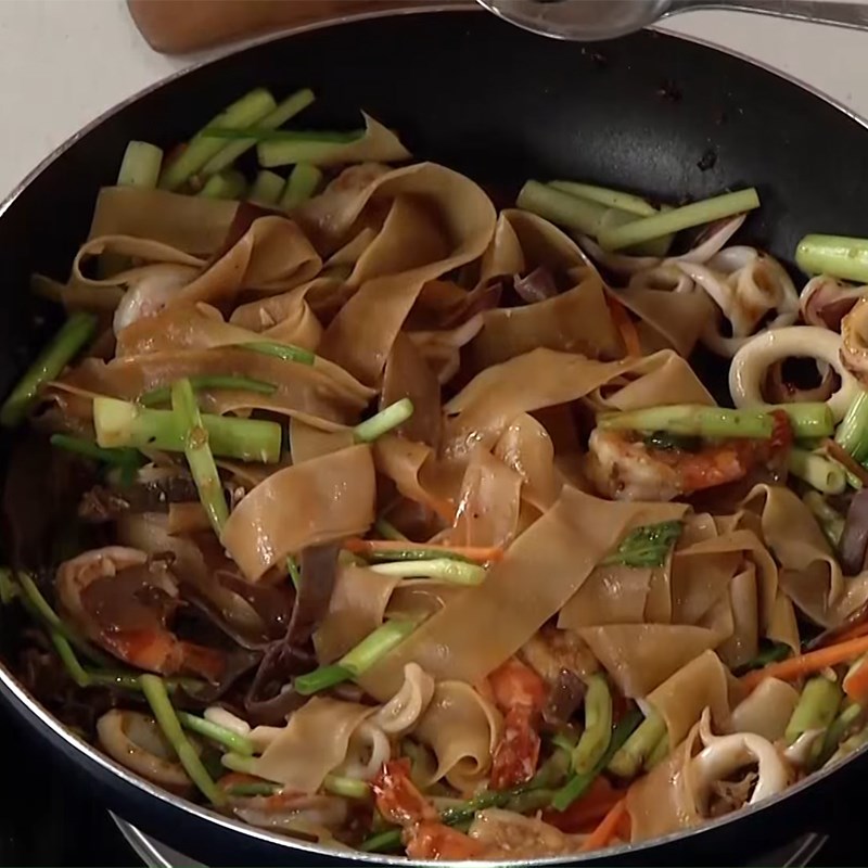 Bước 4 Xào nguyên liệu Bánh đa xào hải sản