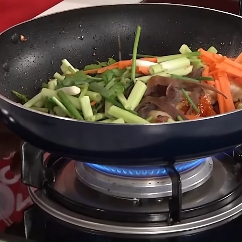 Bước 4 Xào nguyên liệu Bánh đa xào hải sản