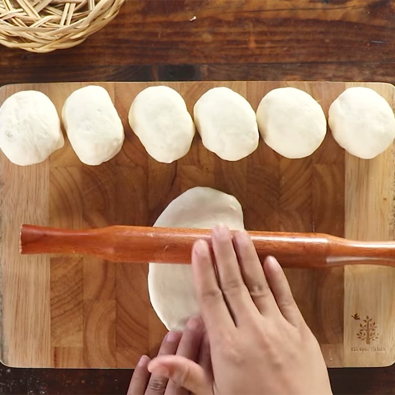 Bước 2 Cán bột và hấp bánh Bánh bao kẹp thịt Đài Loan