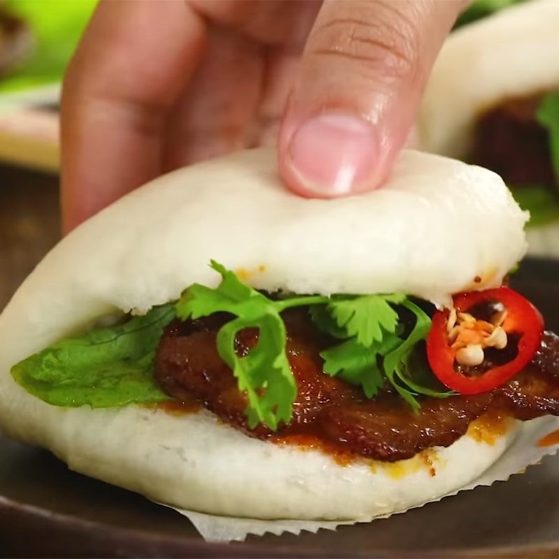 Bước 4 Sơ chế rau ăn kèm và trình bày Bánh bao kẹp thịt Đài Loan
