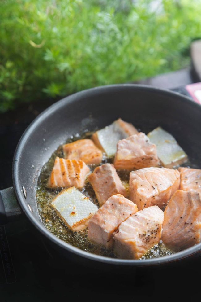 cach lam banh ca hoi 5 - Cách thực hiện Bánh cá hồi & khoai tây một vừa hai phải kỳ lạ một vừa hai phải ngon