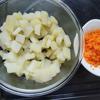 Cá phi lê băm nhỏ. Khoai tây gọt vỏ, cắt khối nhỏ. Cà rốt gọt vỏ băm nhỏ. Cho cà rốt và khoai tây vào 2 tô riêng, rưới chút nước rồi đặt vào lò vi sóng cho chín. 