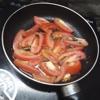 Bắt bếp, cho một ít dầu tráng đều, cho cà chua nhẹ tay vào chảo, đảo nhẹ rồi để cà chua mềm khoảng 4 phút. 