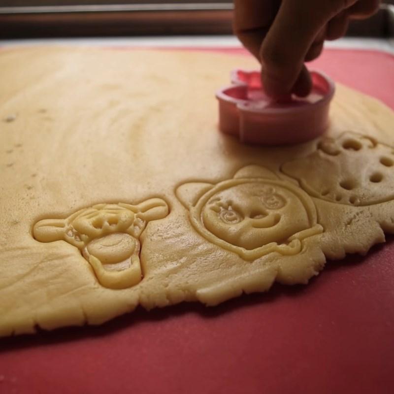 Bước 2 Cán bột và tạo nên hình Bánh quy bơ hình thú