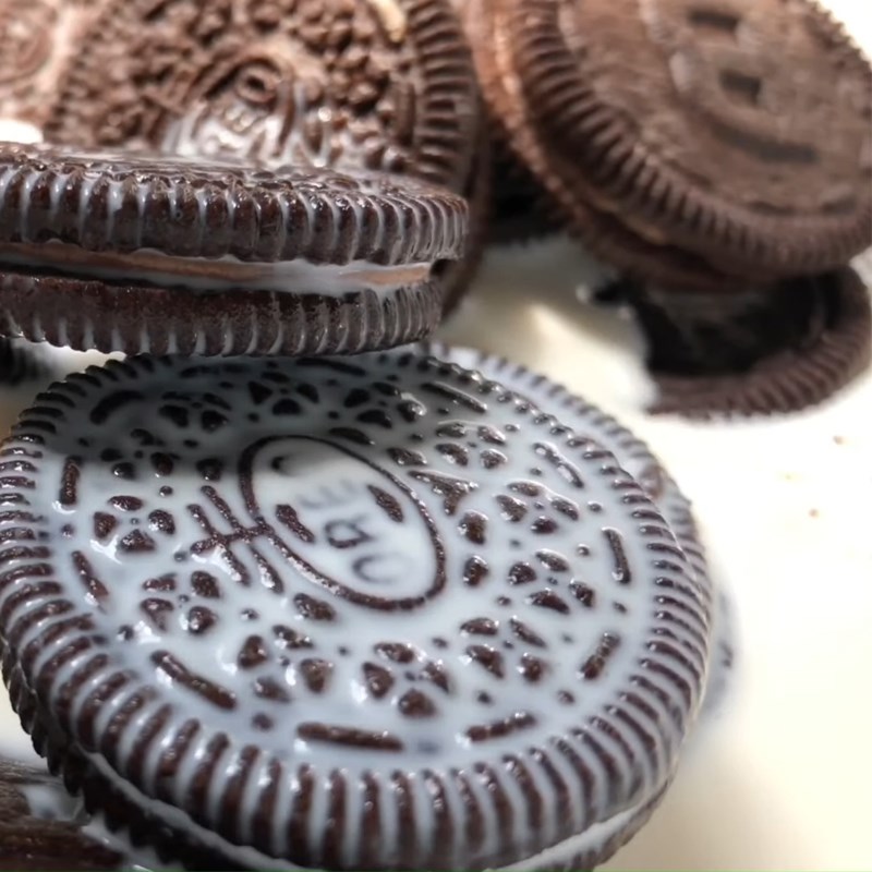 Bước 1 Nghiền bánh Bánh than tổ ong bằng bánh oreo